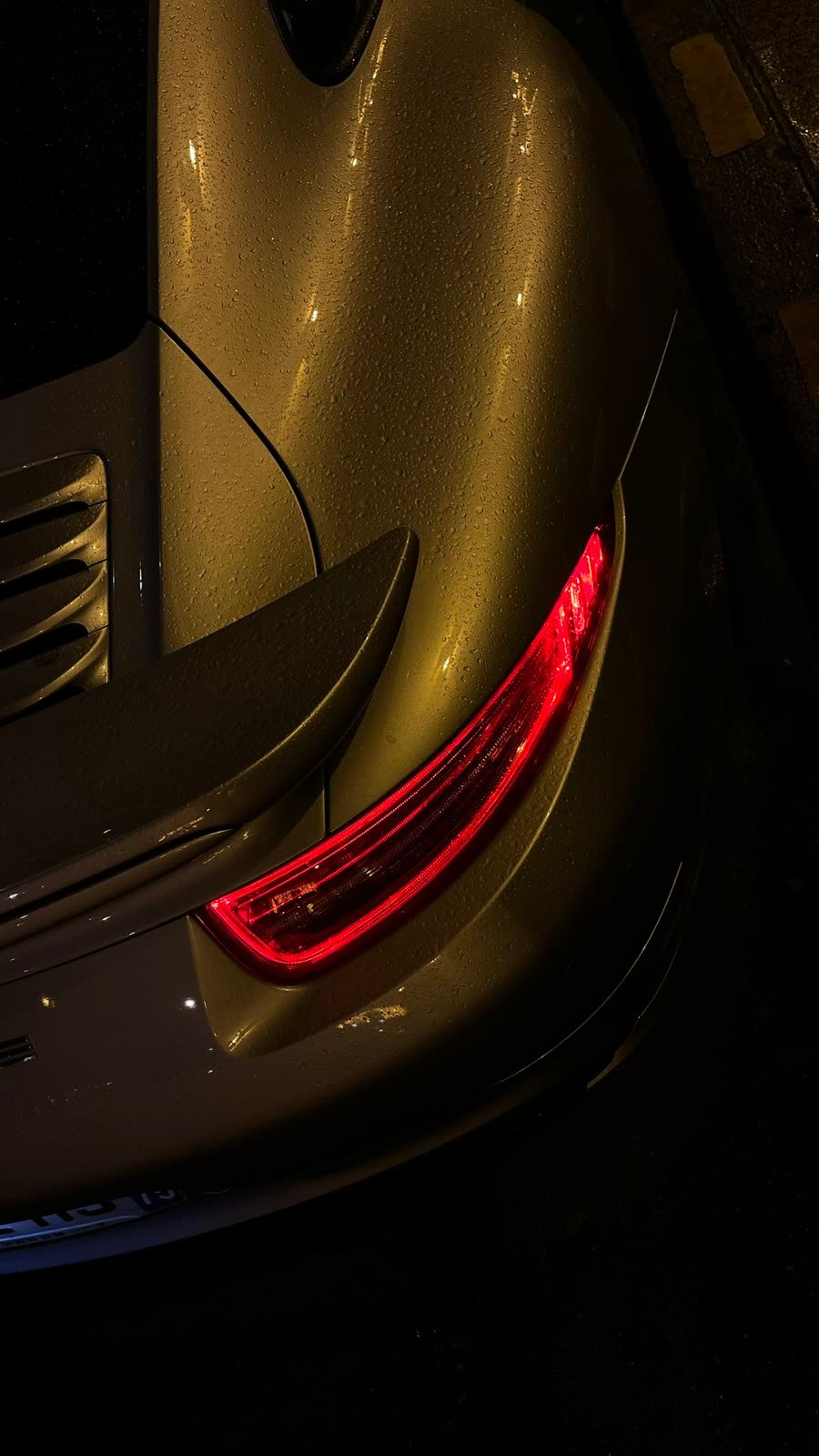 Porsche 911 de nuit à Paris